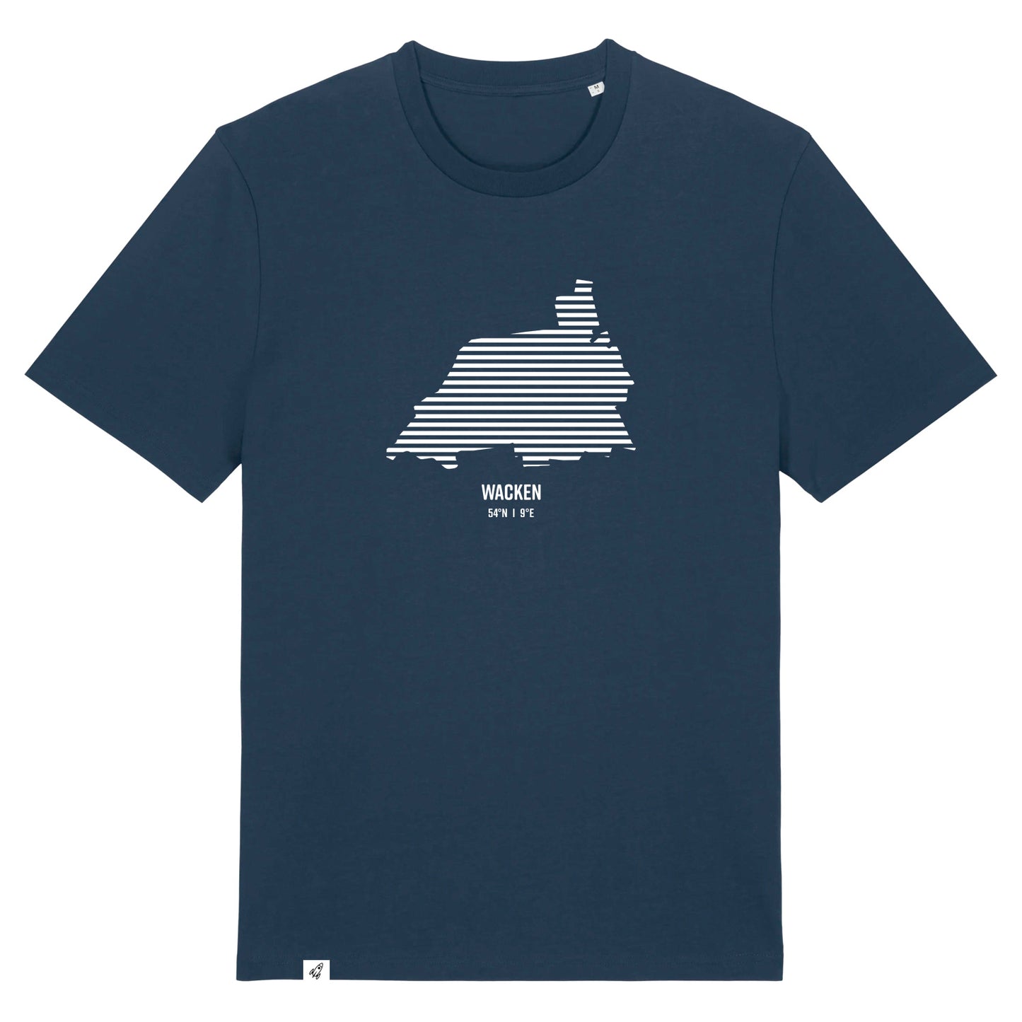 Dunkelblaues Unisex T-Shirt mit Rundhalsausschnitt. Auf der Brust ist in weißen Streifen der Umriss von Wacken. Darunter steht Wacken 54° N und 9° E. Die Farbe vom T-Shirt heißt French Navy.