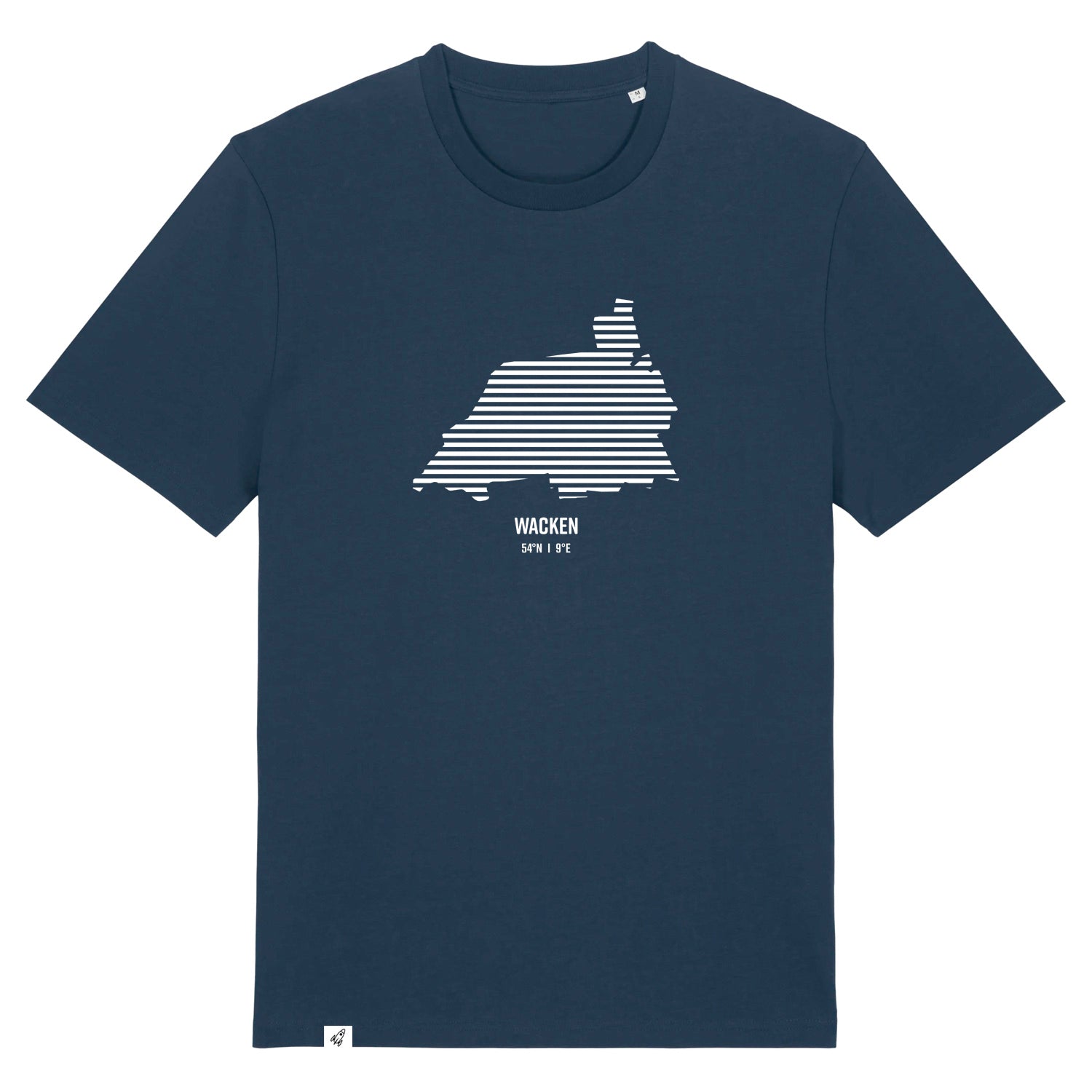Dunkelblaues Unisex T-Shirt mit Rundhalsausschnitt. Auf der Brust ist in weißen Streifen der Umriss von Wacken. Darunter steht Wacken 54° N und 9° E. Die Farbe vom T-Shirt heißt French Navy.
