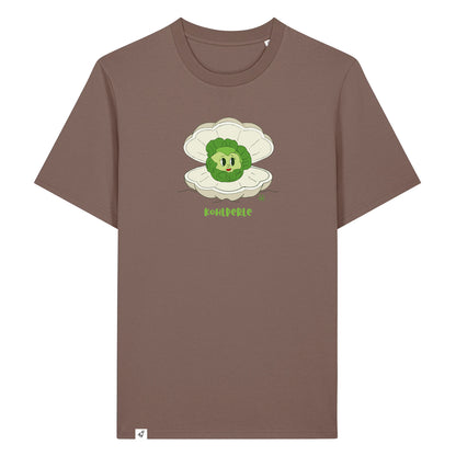 Braunes Unisex T-Shirt mit Rundhalsausschnitt. Auf der Brust ist ein Kohlkopf der in einer aufgeklappten Herzmuschel liegt. Darunter steht der Text Kohlperle.