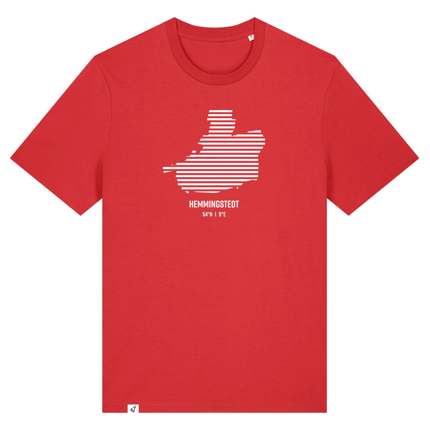 Rotes Unisex T-Shirt mit Rundhalsausschnitt. Auf der Brust ist in weißen Streifen der Umriss von Hemmingstedt. Darunter steht Hemmingstedt 54° N und 9° E. Die Farbe vom T-Shirt heißt Red.