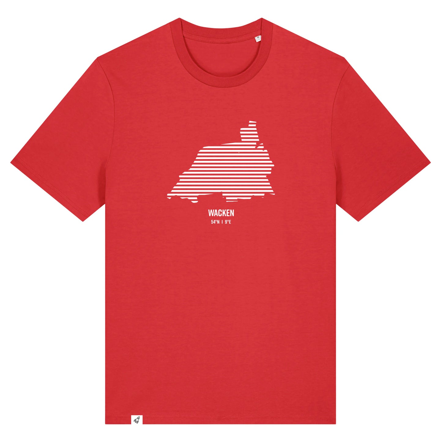 Rotes Unisex T-Shirt mit Rundhalsausschnitt. Auf der Brust ist in weißen Streifen der Umriss von Wacken. Darunter steht Wacken 54° N und 9° E. Die Farbe vom T-Shirt heißt Red.