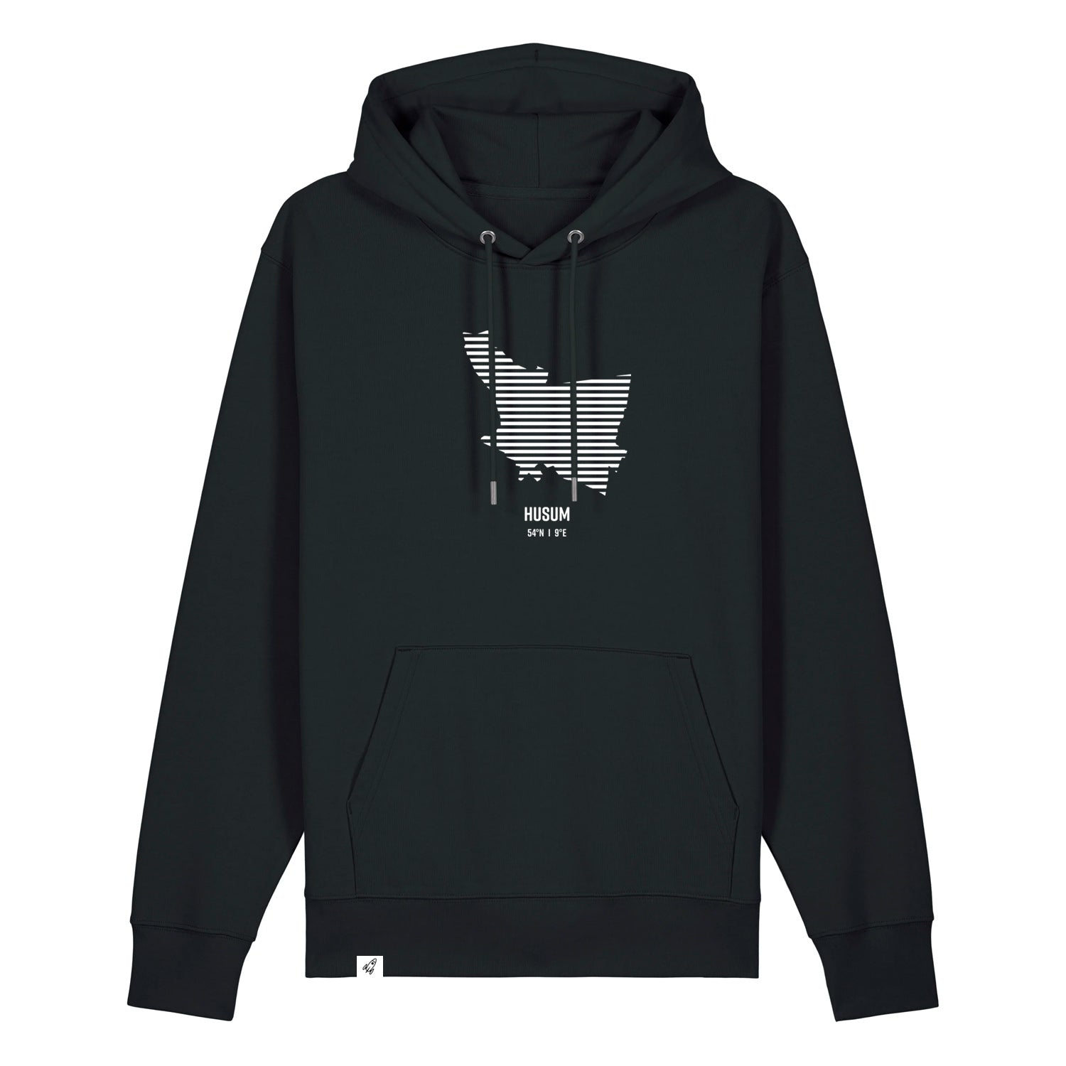 Schwarzer Unisex Hoodie mit Kordelzug und Kängurutasche. Auf der Brust ist in weißen Streifen der Umriss von Husum. Darunter steht Husum. Die Farbe vom Hoodie heißt Black.