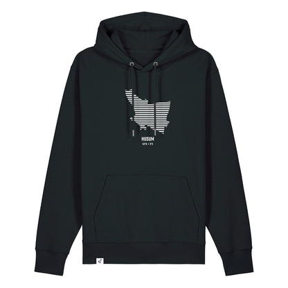 Schwarzer Unisex Hoodie mit Kordelzug und Kängurutasche. Auf der Brust ist in weißen Streifen der Umriss von Husum. Darunter steht Husum. Die Farbe vom Hoodie heißt Black.