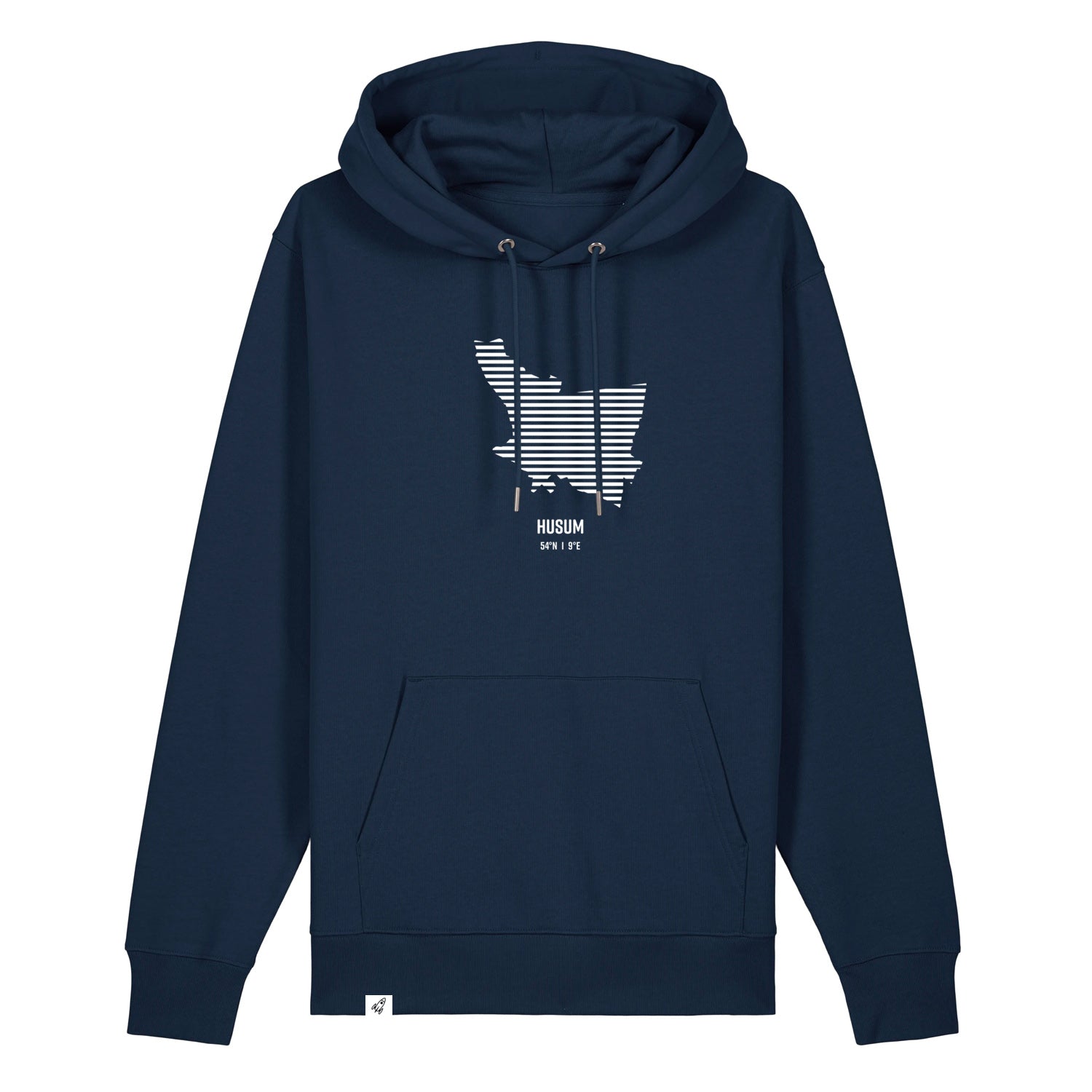 Dunkelblauer Unisex Hoodie mit Kordelzug und Kängurutasche. Auf der Brust ist in weißen Streifen der Umriss von Husum. Darunter steht Husum. Die Farbe vom Hoodie heißt French Navy.