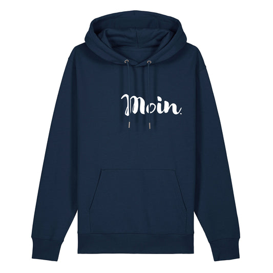 Dunkelblauer Unisex Hoodie mit Kordelzug und Kängerutasche. Auf der Brust steht leicht zur Herzseite versetzt in weißer lockerer Schrift Moin. Die Farbe vom Hoodie heißt French Navy.