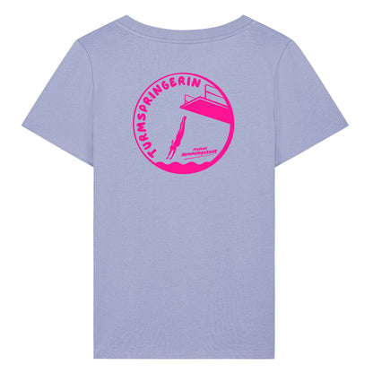 Violettes Damen T-Shirt mit Rundhalsausschnitt. Auf dem Rücken ist das pinke Motiv Turmspringerin vom Freibad Hemmingstedt zu sehen. 