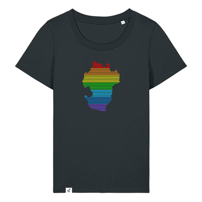 Schwarzes Damen T-Shirt mit dem Umriss von Dithmarschen auf der Brust mit Streifen  in den Regenbogenfarben.