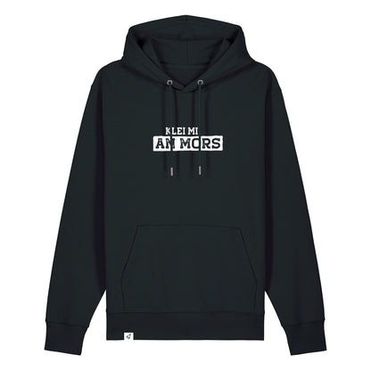 Schwarzer Hoodie mit dem Spruch Klei mi an Mors auf der Brust.
