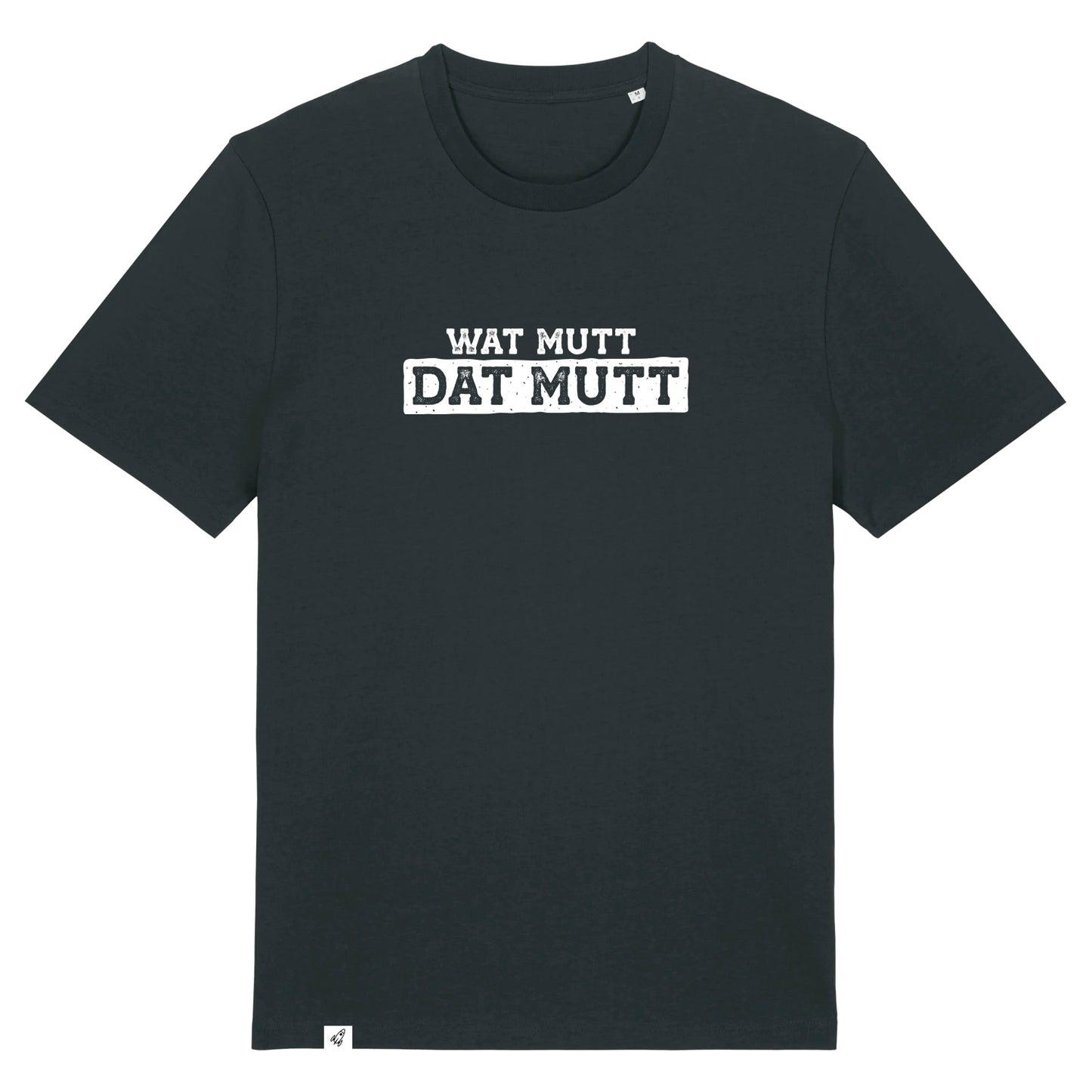 Schwarzes Unisex T-Shirt mit Rundhalsausschnitt. Auf der Brust steht in weiß der Spruch Wat mutt dat mutt. Die Farbe vom T-Shirt heißt Black.
