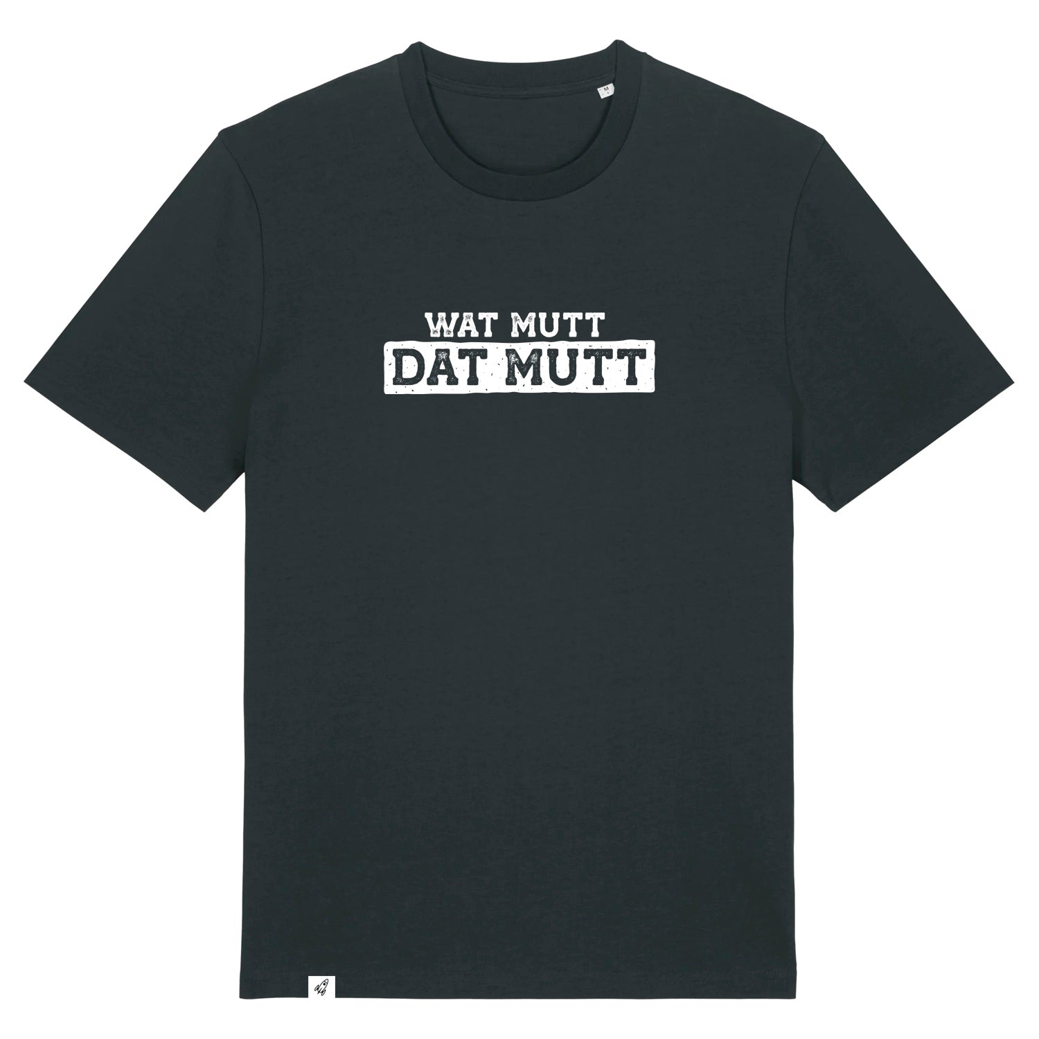 Schwarzes Unisex T-Shirt mit Rundhalsausschnitt. Auf der Brust steht in weiß der Spruch Wat mutt dat mutt. Die Farbe vom T-Shirt heißt Black.