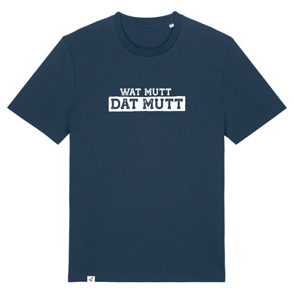 Dunkelblaues Unisex T-Shirt mit Rundhalsausschnitt. Auf der Brust steht in weiß der Spruch Wat mutt dat mutt. Die Farbe vom T-Shirt heißt French Navy.