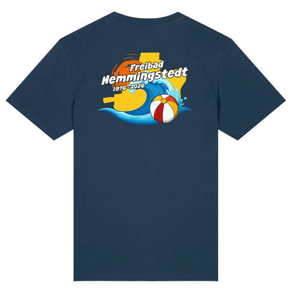 Dunkelblaues Unisex T-Shirt mit Rundhalsausschnitt. Auf dem Rücken ist das Motiv Jubiläum 1976-2026 vom Freibad Hemmingstedt zu sehen. 