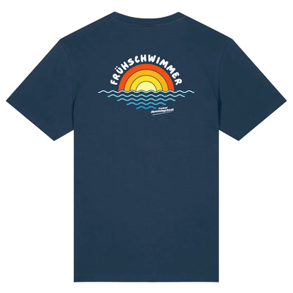 Dunkelblaues Unisex T-Shirt mit Rundhalsausschnitt. Auf dem Rücken ist das Motiv Frühschwimmer vom Freibad Hemmingstedt zu sehen. 